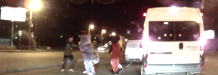 Un conducteur enragé se fait sacrer une volée par des mascottes!
