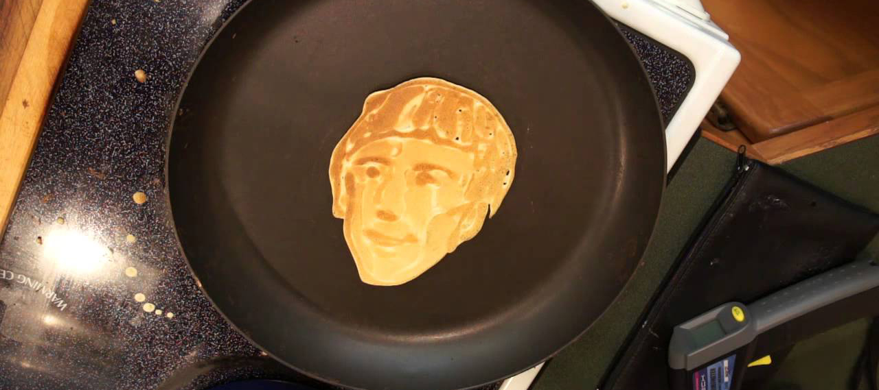 Il fait des crêpes qui ressemblent aux membres des Beatles!