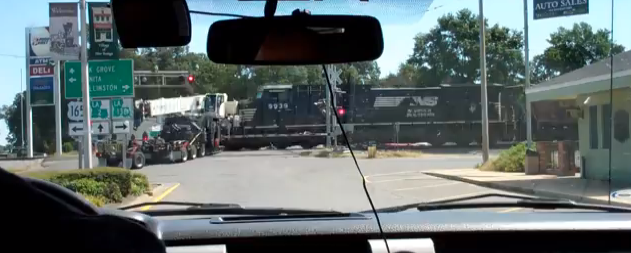 Un train fonce à toute allure sur la remorque d&rsquo;un tracteur