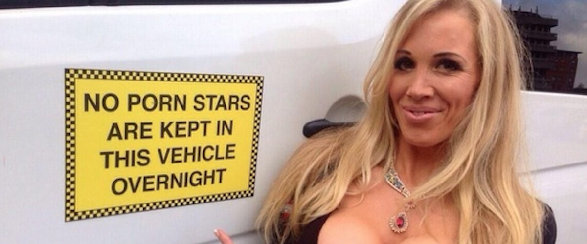 Une actrice X sans gêne invite des inconnus à avoir du sexe avec elle dans le fond d’un camion