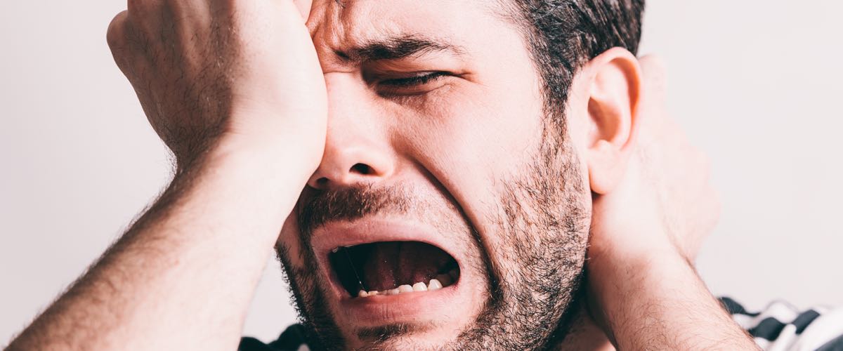 Ils essaient une machine qui simule la douleur de l’accouchement et ce n’est pas beau à voir