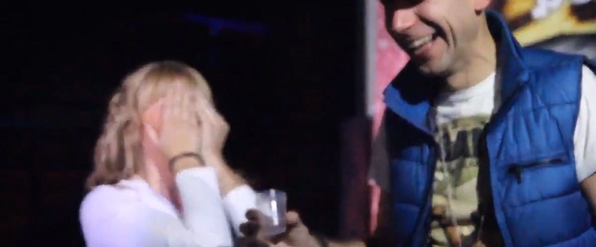Elle boit un verre rempli de « semence » d’hommes pour remporter un concours