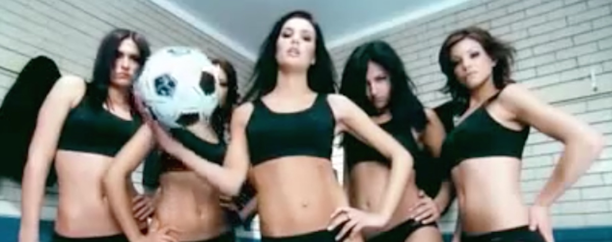 Sexy: Ces jolies femmes jouent au soccer dans dans la boue