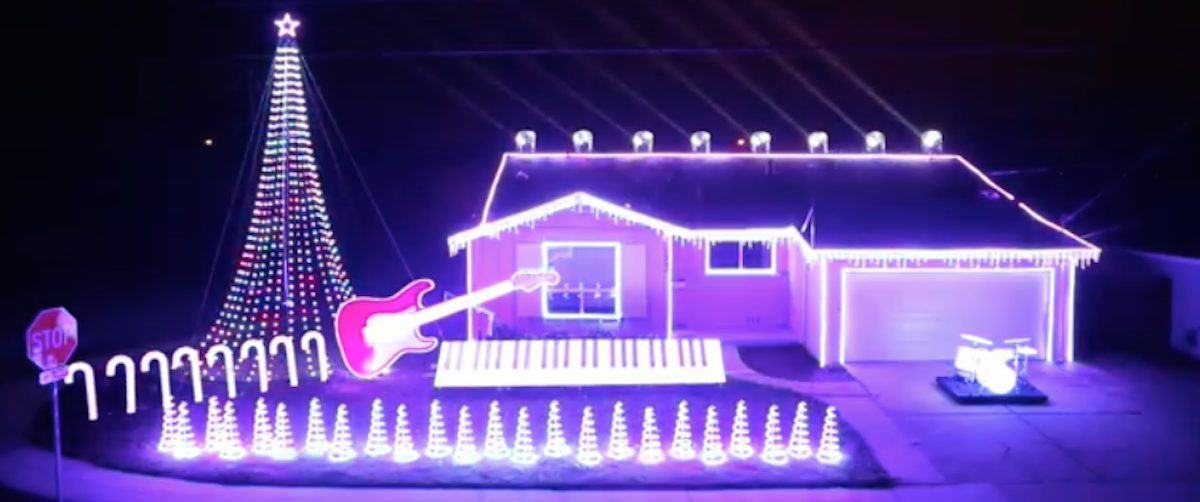 Une maison illuminée pour Noël au son de la musique thème de Star Wars