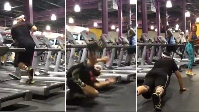 Il tombe du tapis roulant en regardant une femme passer!