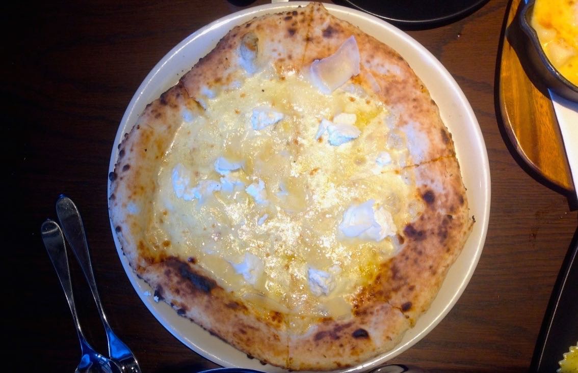 Oubliez la pizza aux trois fromages… voici la pizza aux 99 fromages!