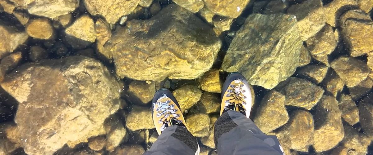 Des randonneurs marchent sur un lac glacé, vous ne devinerez jamais ce qu’ils ont vu!