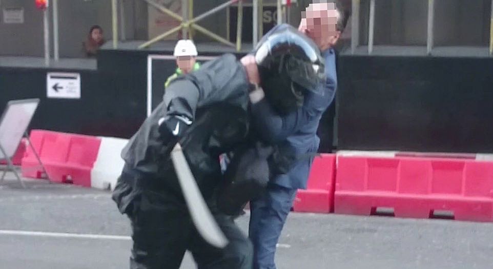Un passant se bat avec un voleur qui vient de sortir d'une bijouterie&#8230; avec une machette!