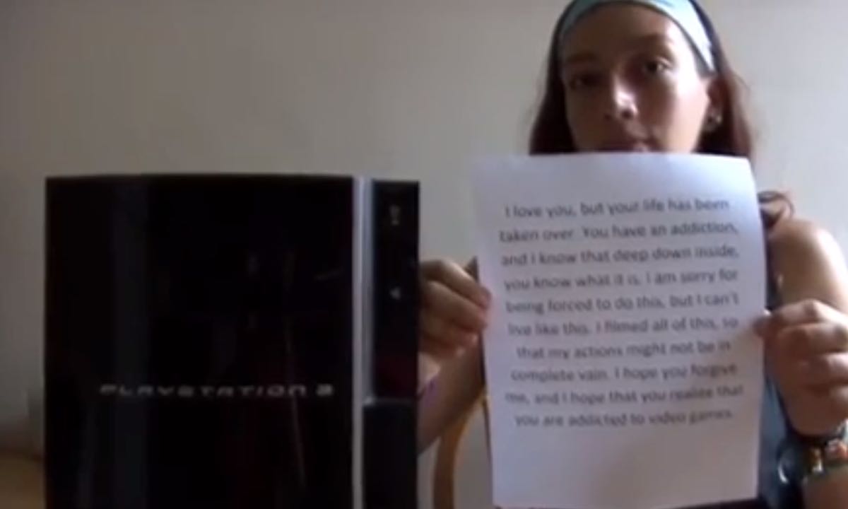 Elle détruit la PS3 de son amoureux