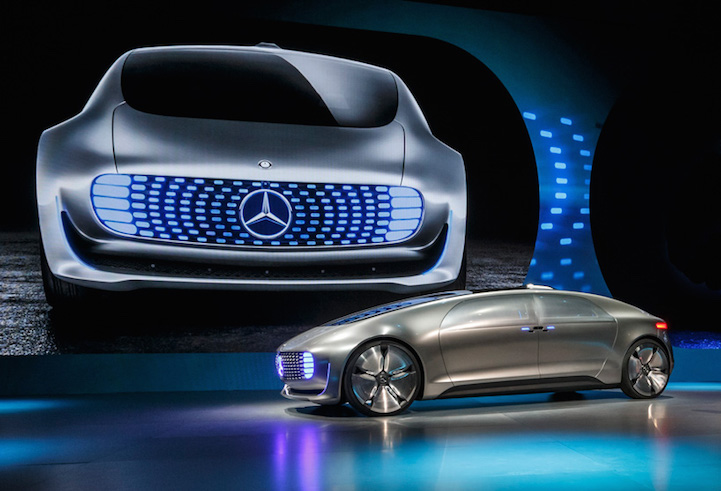 Une voiture de Mercedes-Benz ultra-futuriste qui se conduit sans conducteur!