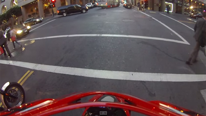 Il se pète la gueule en moto en plein centre-ville&#8230; la caméra sur son casque a tout capté!