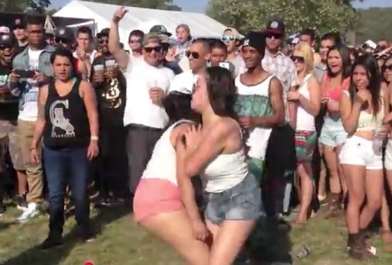 Elle veut se battre en plein festival, mais échoue lamentablement