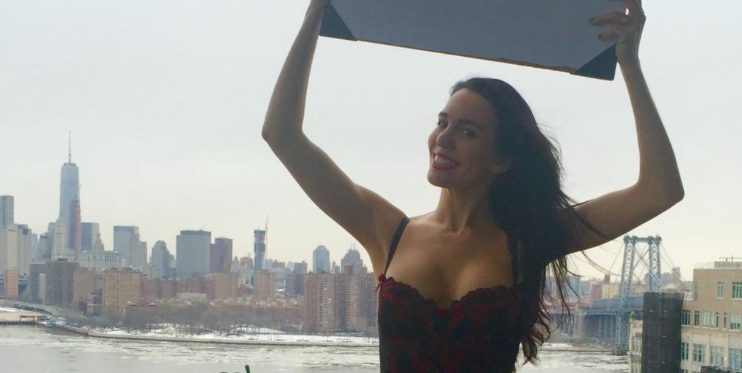 Après avoir perdu un pari pour «50 Shades Of Grey», une ex star de Disney se met en lingerie sexy