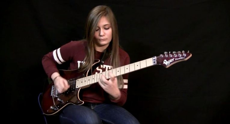 Cette fille est tellement forte à la guitare qu'elle ridiculisera vos propres talents de guitariste