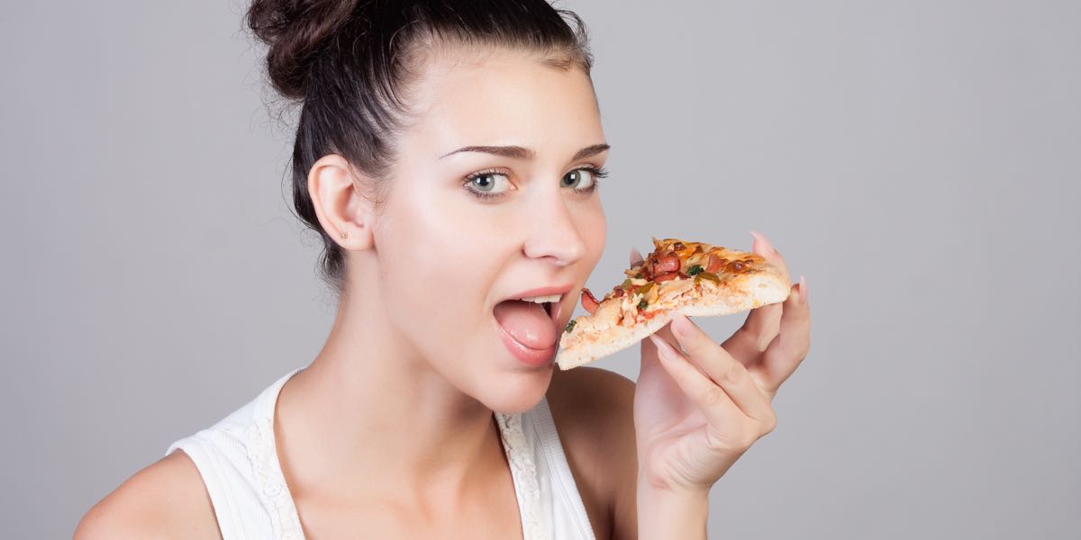 Elle l'invite chez elle. Il pense avoir du sexe… mais tout ce qu'elle voulait c'était de la PIZZA