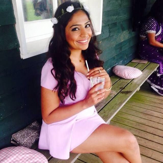 Une jolie fille laisse son compte Tinder à sa mère pendant une semaine, et c'est ce qui est arrivé