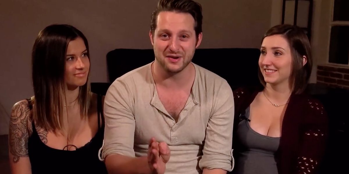Ce gars qui vit avec 2 blondes cherche maintenant une 3e fille pour rejoindre son «couple»