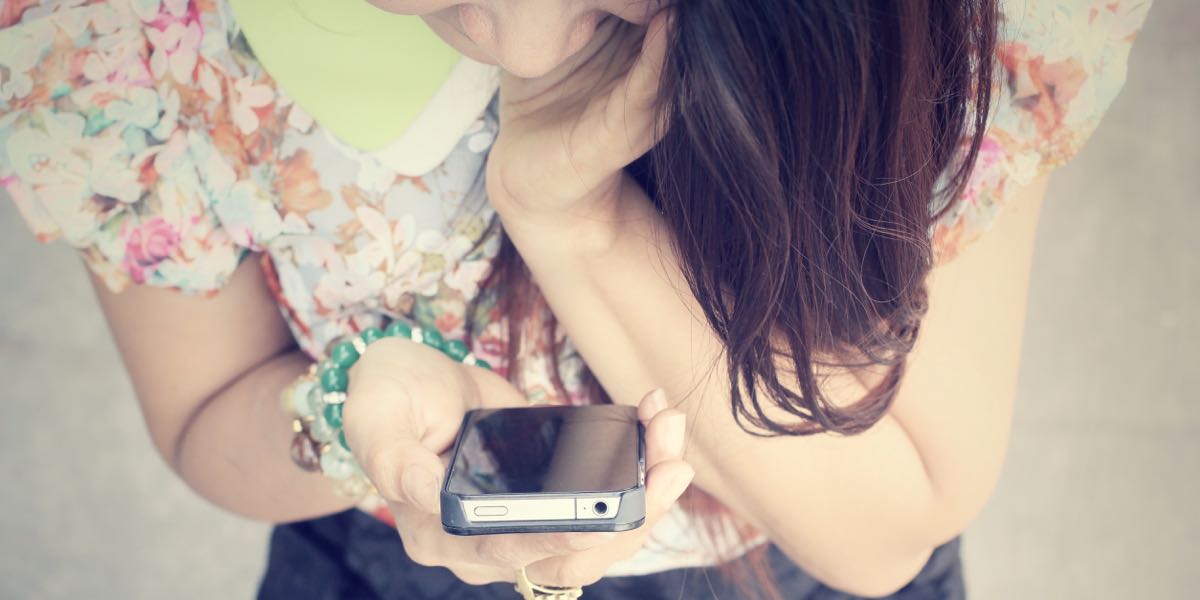 Tinder: Elle lui fait des avances sexuelles juste trop intenses… avec des smileys!