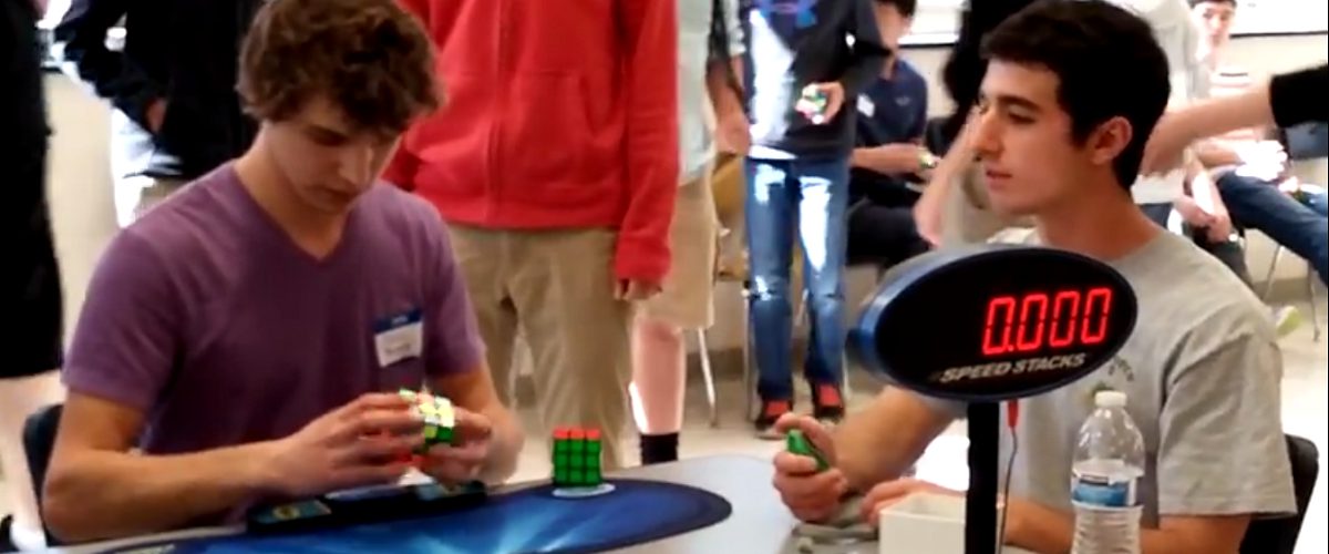 QUOI?! Il solutionne ce cube rubik en un temps IMPOSSIBLE!