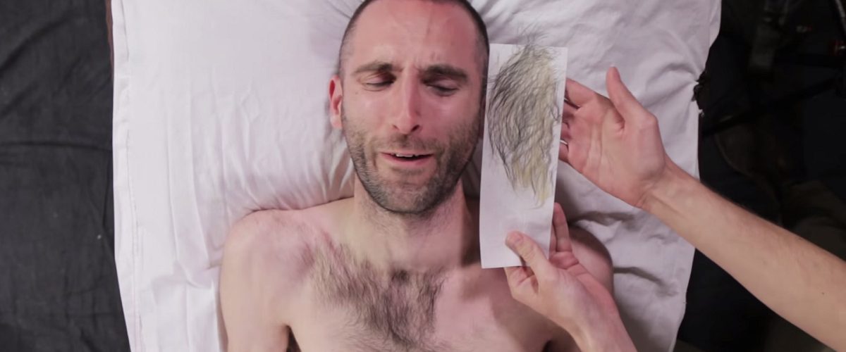 Des gars acceptent le défi de s'épiler le torse, et le regrettent instantanément!