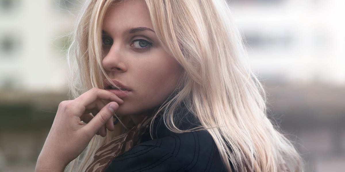 Plus de 200 filles vous disent ce qu’elles regardent en premier chez un gars (vous serez surpris)