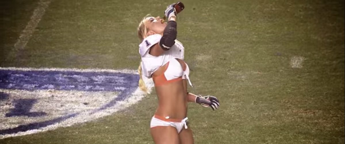 Nommée MVP, cette joueuse de Football Lingerie cale une bière, et vous aimerez ça.