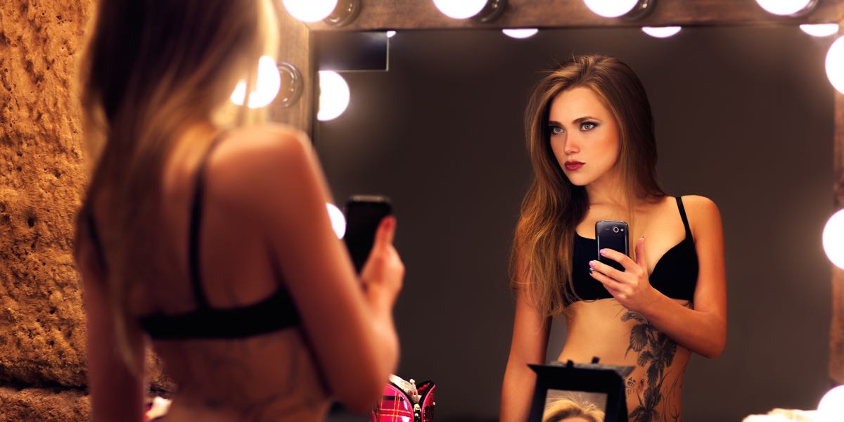 Cette «experte en sexe» vous dit comment «transformer» votre blonde en actrice adulte au lit