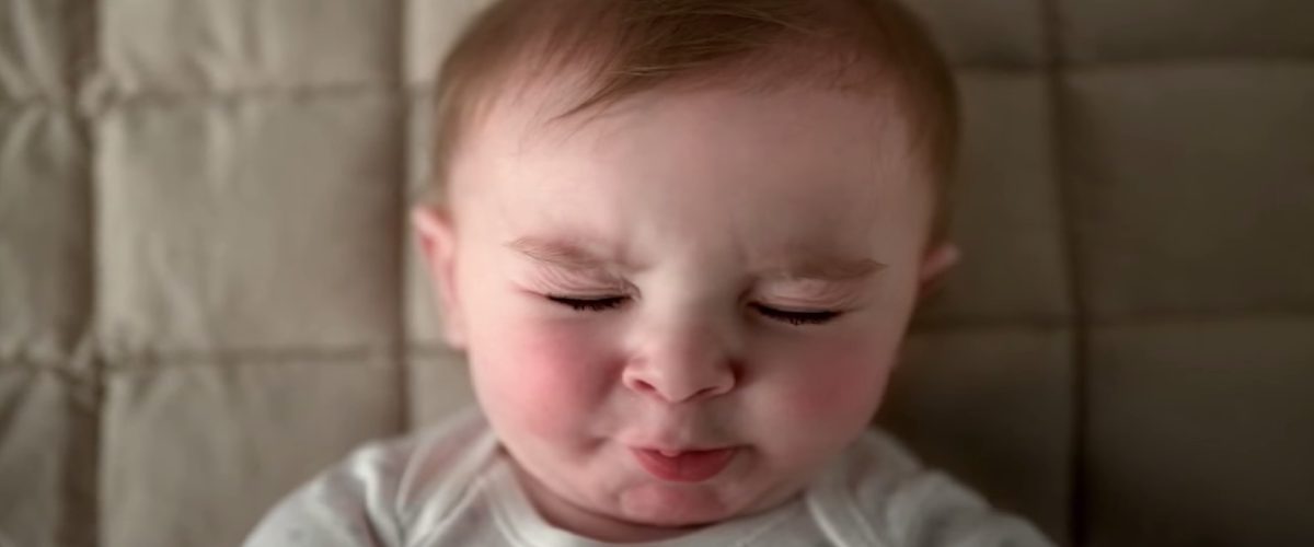 Slow motion: gros plans sur des bébés qui font caca