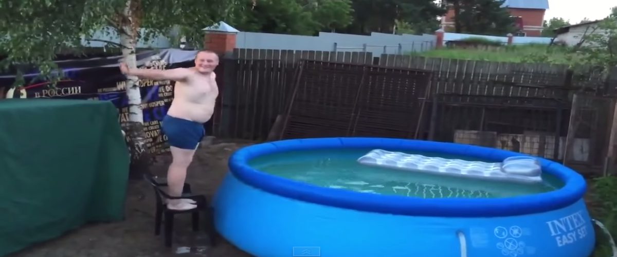 Un gars qui ESSAIE de sauter dans une piscine gonflable… FAIL