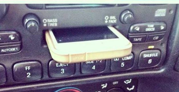 Ce vendeur de chars humilie un ado qui pensait que le lecteur cassette était un chargeur à iPhone