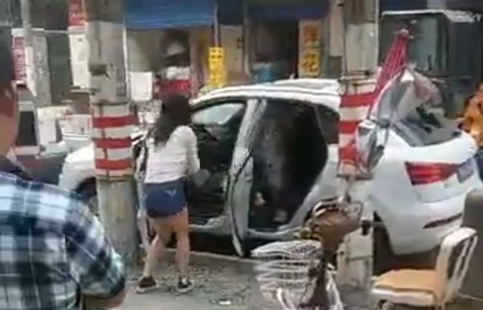 Elle démolit sa nouvelle Audi Q7 en pleine rue, car elle la trouve finalement «trop petite»