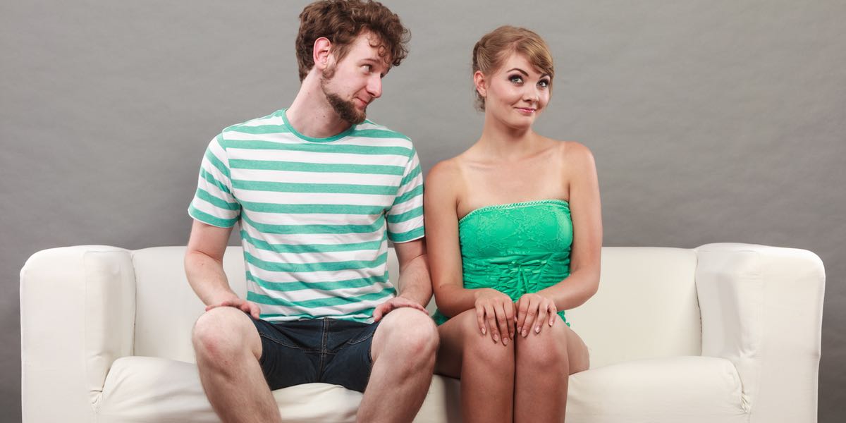 Les 10 choses les plus bizarres que tous les gars font sans même le savoir, selon les filles