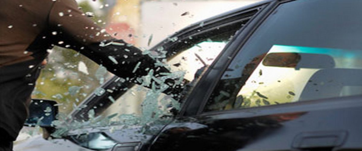 Un idiot tente de briser une vitre d’auto et c’est surement la PIRE idée qu’il ait jamais eue…