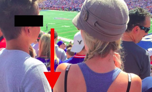 Il fait la chose la plus indécente qui soit à sa blonde en plein match de football!