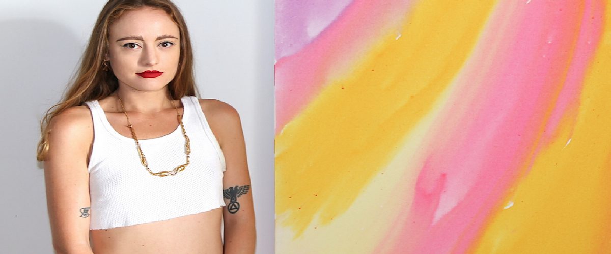 Cette fille sexy vomie pour créer son «art»