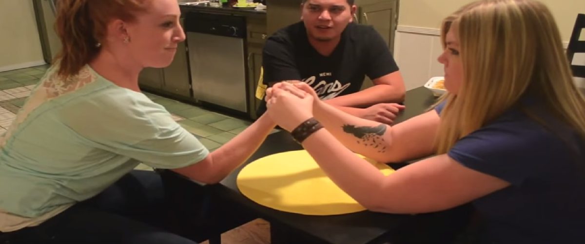 Une belle fille se fait jouer un SALE tour par une supposée «amie»!