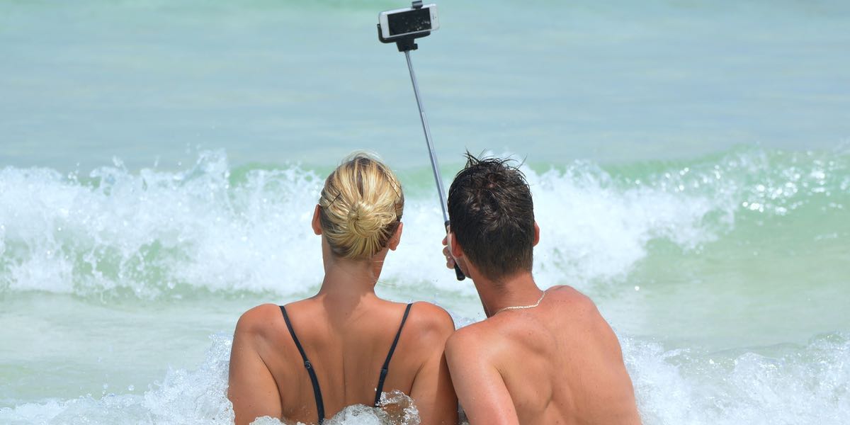 Les selfies ont tué plus de gens cette année que les requins
