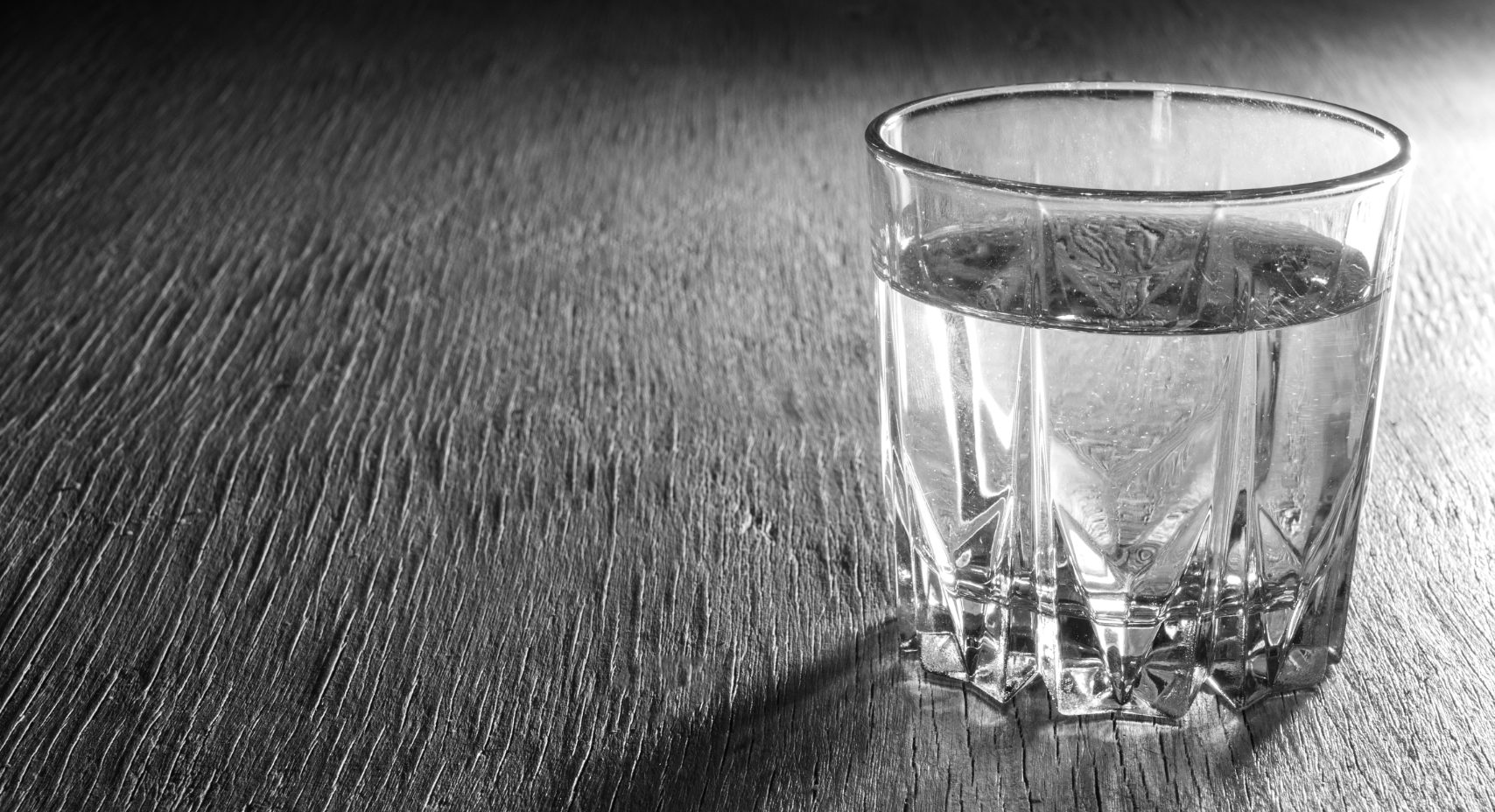 Pourquoi l’eau laissé sur le comptoir toute une nuit goûte-t-elle si mauvaise?