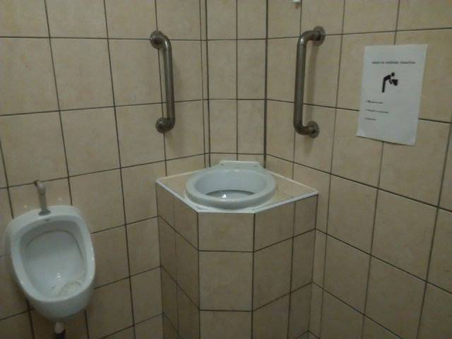 Enfin! Une toilette pour vomir avec grâce dans un bar!