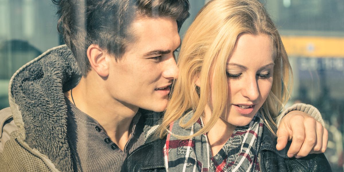 Les 8 choses à chuchoter à une fille pour vraiment l’exciter, selon des filles