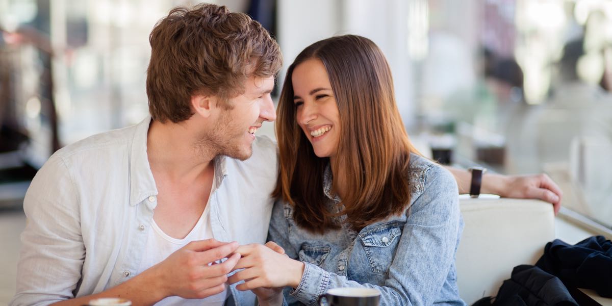 7 petites choses que seuls les couples vraiment heureux font TOUS LES JOURS