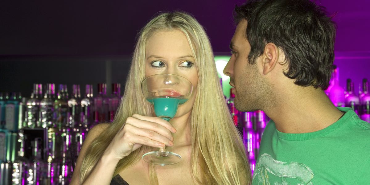 10 phrases de douchebag qu’un gars devrait arrêter de dire aux filles quand il atteint la vingtaine