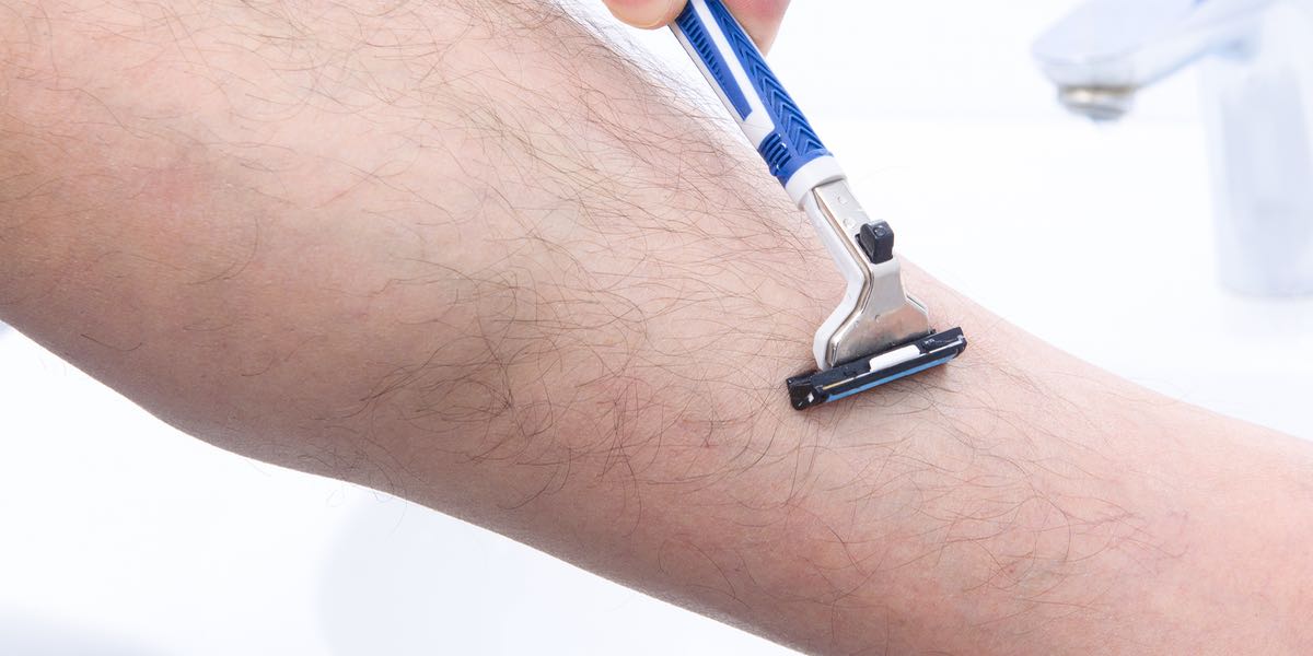 Un gars devrait-il se raser les jambes? Voici enfin l’avis des femmes sur la question!
