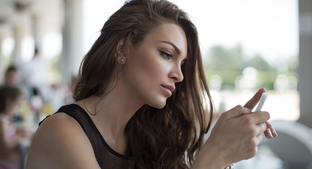 10 textos que toutes filles envoient aux gars et leur véritable signification