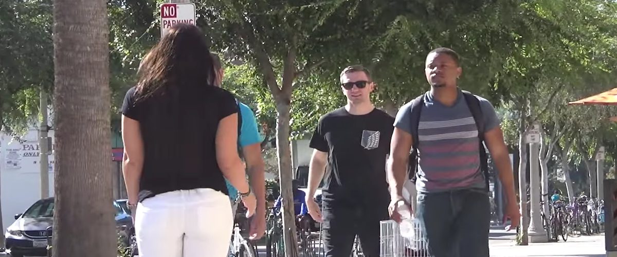 Cette fille demande à des gars inconnus de tenir dans ses mains leur «cock», alors qu’ils sont en public !