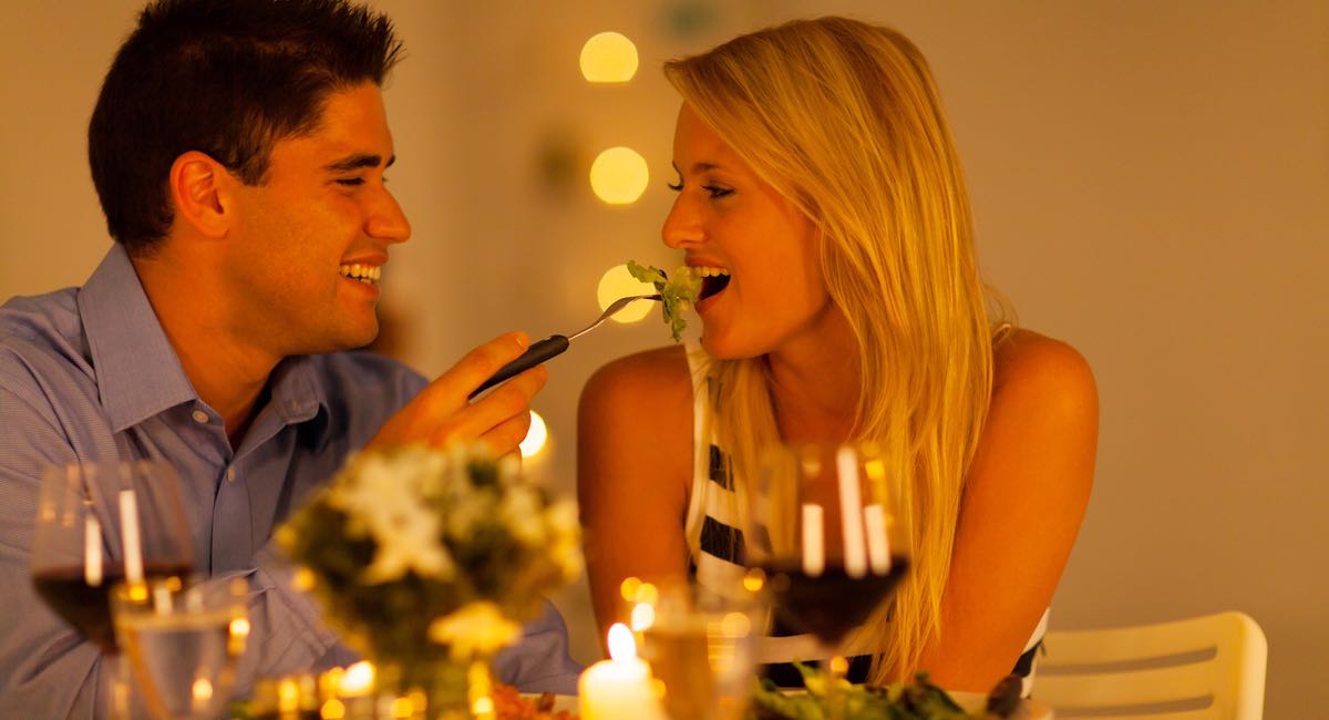 En faisant ça en allant au resto avec une fille, vous lui montrez que vous êtes tombé amoureux d’elle