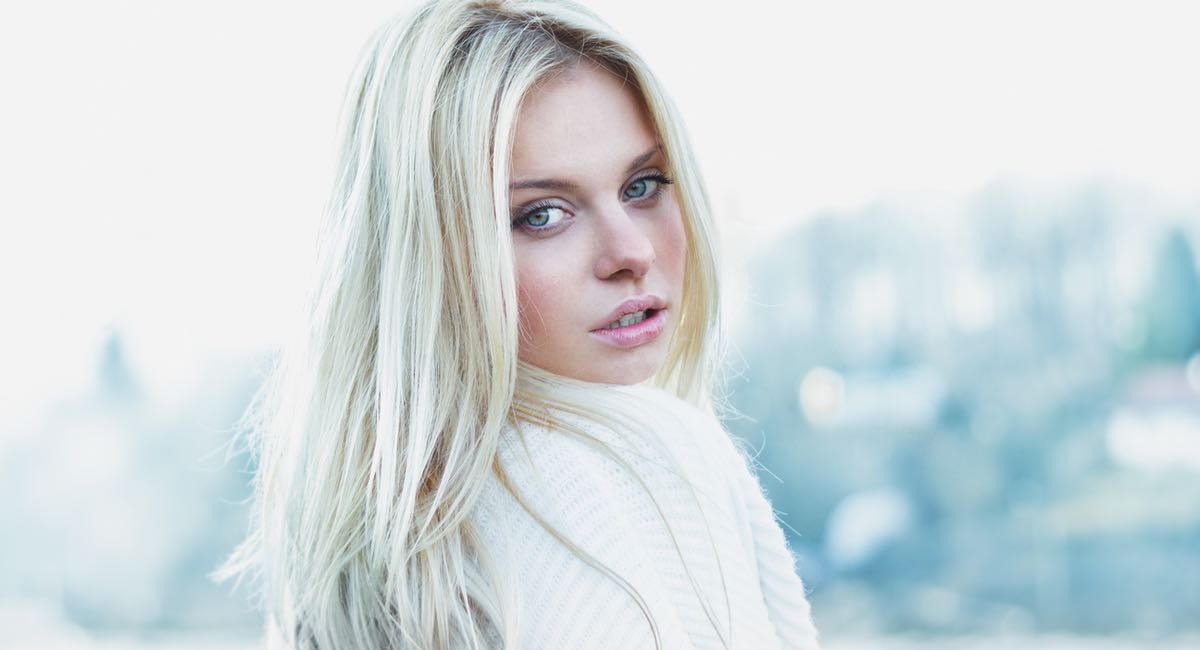Pour seulement quelques dollars, cette fille trop sexy «teste» la fidélité des gars en couple