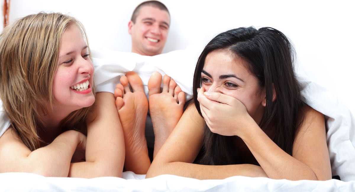 Ces filles vous disent ce qui les a convaincus de faire un ménage à trois avec leur chum