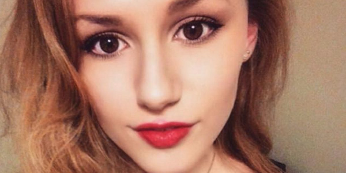 Voyez comment ce gars avec des «balls» d'acier a invité cette fille! Il a sorti le GRAND JEU !