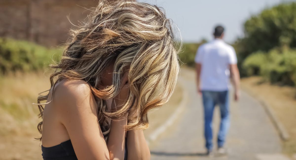 Sa blonde le trompe avec son collègue de travail. Après 6 ans, il lui offre une vengeance ÉPIQUE!